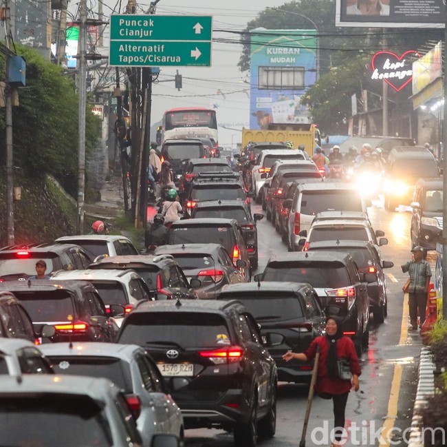 Puluhan Ribu Kendaraan Padati Jalur Puncak Saat Hari Kedua Libur Panjang