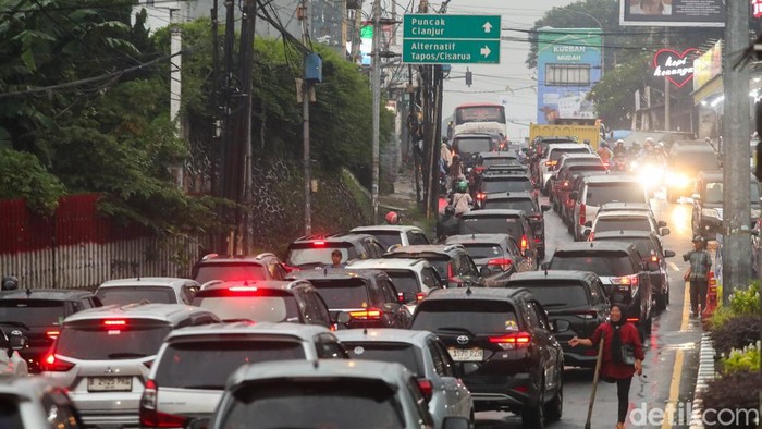 Sejumlah kendaraan melintas di jalur wisata Puncak di Simpang Gadog, Bogor, Jawa Barat, Jumat (15/5/2026).

Arus kendaraan dari Gerbang Tol Ciawi menuju kawasan wisata Puncak tercatat mencapai 29 ribu kendaraan.

Kepadatan lalu lintas masih terpa