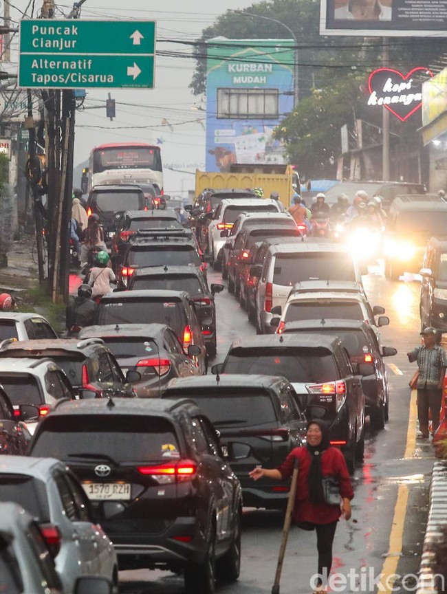 Puluhan Ribu Kendaraan Padati Jalur Puncak Saat Hari Kedua Libur Panjang