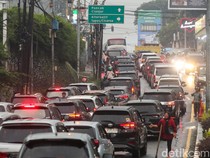 Puluhan Ribu Kendaraan Padati Jalur Puncak Saat Hari Kedua Libur Panjang