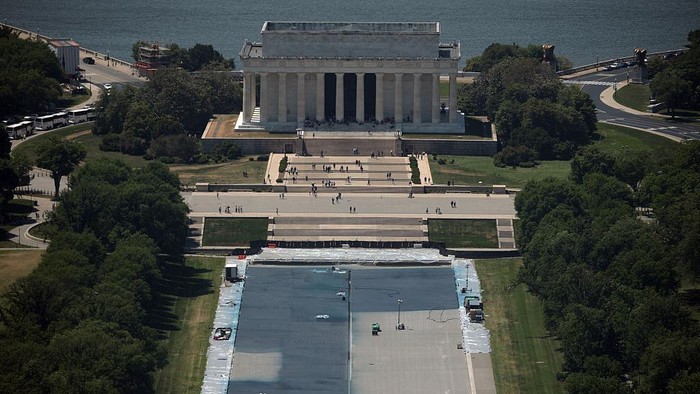 WASHINGTON, DC - MAY 05: The Reflective Pool in front of Lincoln Memorial is being apply with a new coat of paint on May 5, 2026 in Washington, DC. President Donald Trump ordered a renovation to paint the drained pool with an American Flag Blue