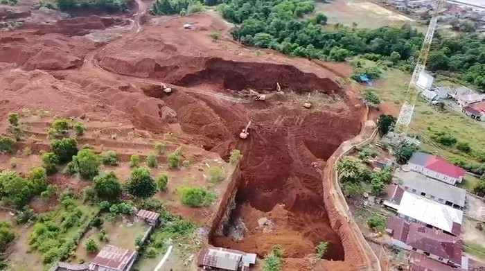 Rumah warga di Konawe Selatan terancam roboh akibat aktivitas tambang nikel.