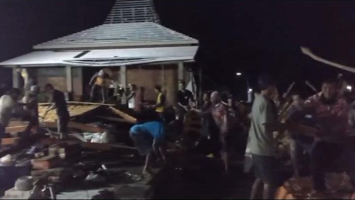 Rumah warga di Sugio, Lamongan diterjang puting beliung