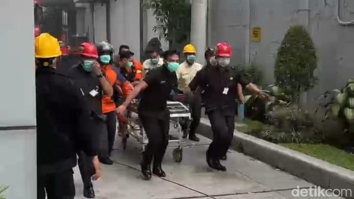 Salah satu pasien dievakuasi dari Gedung PPJT RSU Dr Soetomo Surabaya yang terbakar.