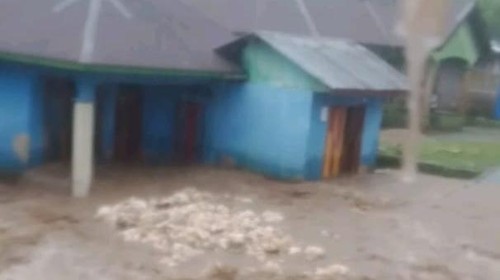 Salah satu rumah terendam banjir di Desa Manong, Kecamatan Rahong Utara, Manggarai, NTT, Jumat (15/5/2026) (Dok. Kepala Desa Manong, Vinsensius Jebarus)