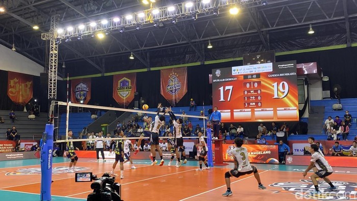 Laga antara Ganeksa Bhumikarta vs DPUPR Alib Grobogan di GOR Samapta, Kecamatan Magelang, Kota Magelang, Kamis (14/5/2026).