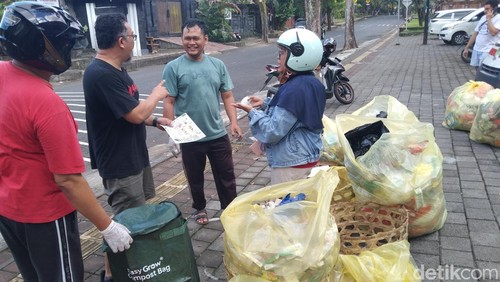 Sejumlah warga membawa sampah anorganik ke Dropping Point di Jalan Dharmawangsa, Jumat (15/5/2026). (Krisna Pradipta/detikBali)
