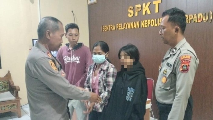 Siswi SMP asal Desa Ban, Kecamatan Kubu, Karangasem, inisial NPJ dijemput orang tuanya di Polsek Kubu setelah sempat hilang, Jumat (15/5/2026). (Foto: Dok. Polres Karangasem)