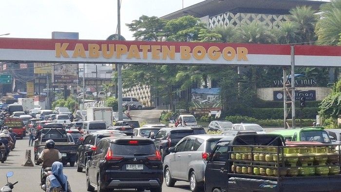 Situasi arus lalu lintas di Puncak, Bogor, Jumat (15/5/2026).
