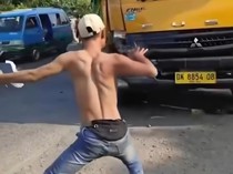 Video: Aksi Sopir Truk Pura-pura Kesurupan usai Kecelakaan di Karawang