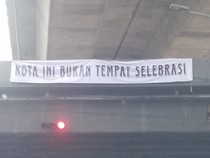 Spanduk Kota Ini Bukan Tempat Selebrasi di Flyover Jelang PSM Vs Persib