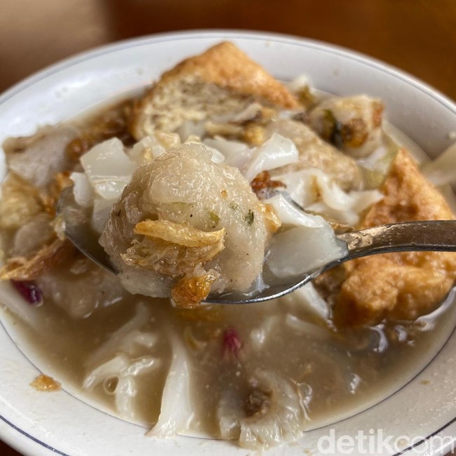 Adem Banget! Makan Bakso Cirawang di Tengah Kebun Asri Kalibata