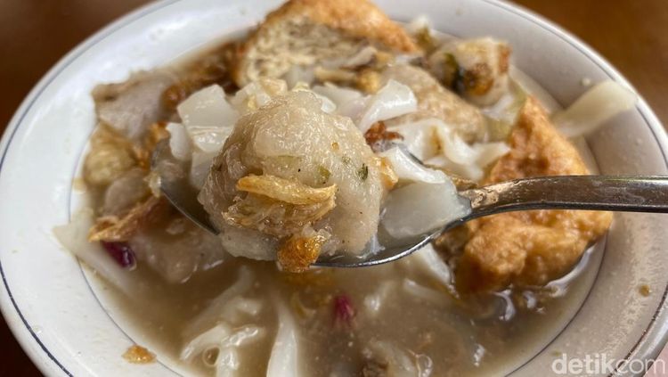 Adem Banget! Makan Bakso Cirawang di Tengah Kebun Asri Kalibata
