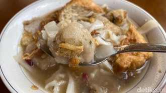 Adem Banget! Makan Bakso Cirawang di Tengah Kebun Asri Kalibata