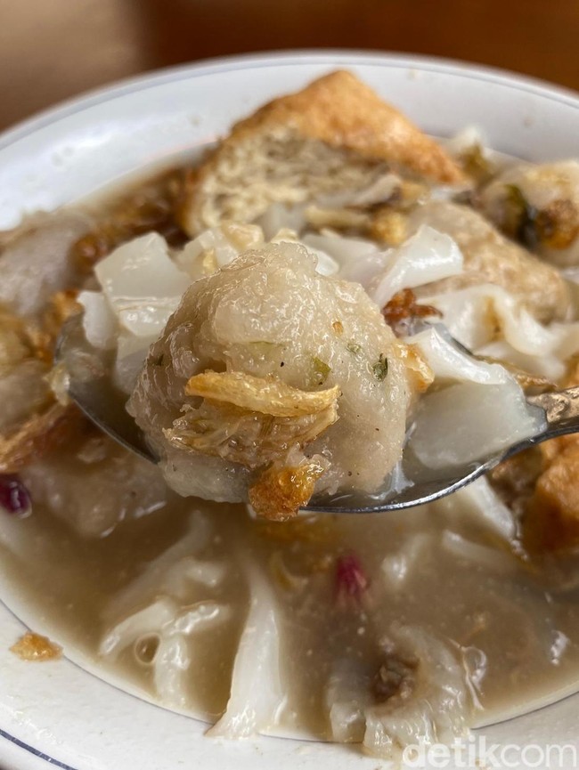 Adem Banget! Makan Bakso Cirawang di Tengah Kebun Asri Kalibata
