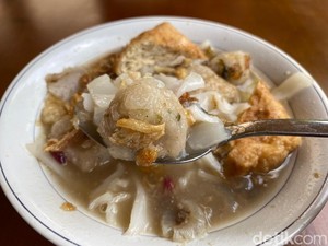 Adem Banget! Makan Bakso Cirawang di Tengah Kebun Asri Kalibata