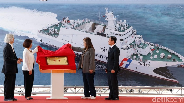 1. Taiwan meluncurkan kapal patroli Anping-class catamaran CG615 dalam sebuah upacara di Kaohsiung. Kaohsiung, Taiwan, Jumat (15/5/2026). Menteri Ocean Affairs Council Taiwan, Kuan Bi-ling, menghadiri acara peresmian kapal tersebut. Ia juga memberikan sambutan dalam kegiatan peluncuran di lokasi.