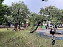 Cerita Warga Jaktim Nikmati Long Weekend dengan Main Bola di Tebet Eco Park