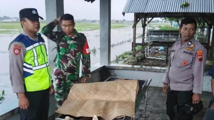 Petugas saat di lokasi kejadian di areal Pemakaman Umum (TPU) Bulu, Kecamatan Petarukan, Kabupaten Pemalang.