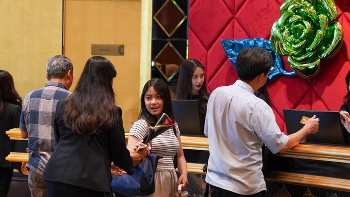 The Trans Luxury Hotel Surabaya resmi memulai operasional perdananya melalui momen soft opening pada 14 Mei 2026. Hotel mewah yang berlokasi di Jalan Ahmad Yani No. 260 Surabaya itu langsung menyambut para tamu pertama dengan berbagai layanan eksklusif dan pengalaman menginap premium.
