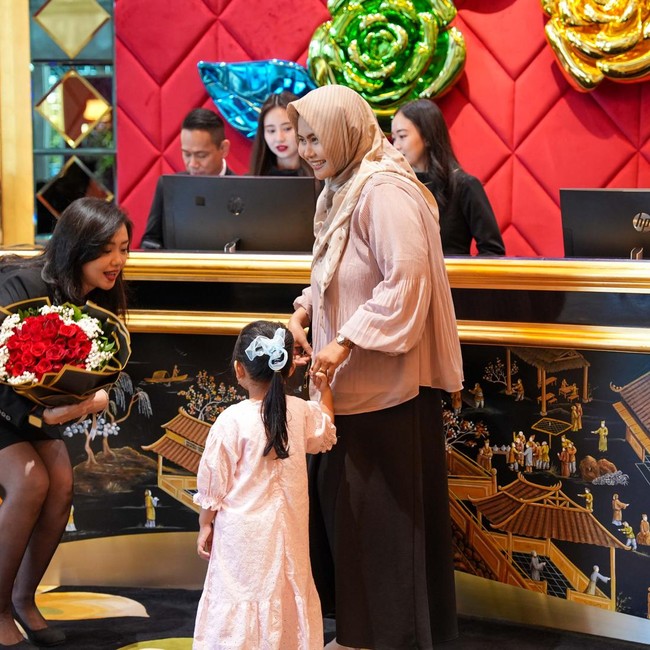 The Trans Luxury Hotel Surabaya Sambut Tamu Pertama