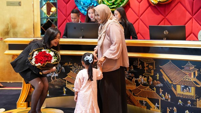 The Trans Luxury Hotel Surabaya resmi memulai operasional perdananya melalui momen soft opening pada 14 Mei 2026. Hotel mewah yang berlokasi di Jalan Ahmad Yani No. 260 Surabaya itu langsung menyambut para tamu pertama dengan berbagai layanan eksklus