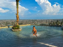 Ada Pantai di Atas Gedung! Trans Luxury Hotel Surabaya Jadi Spot Staycation Baru