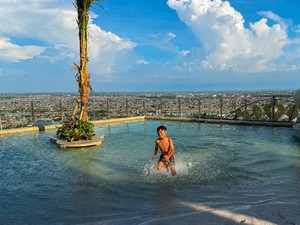 Ada Pantai di Atas Gedung! Trans Luxury Hotel Surabaya Jadi Spot Staycation Baru