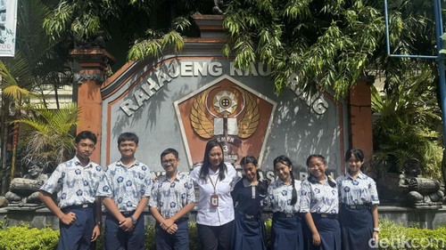Tim Hercules SMP Negeri 3 Denpasar bersama guru pembimbing Putu Sri Utami Dewi yang menciptakan Lost Ethos, Denpasar, Selasa (13/5/2026). Dok Maria Christabel DK/detikBali