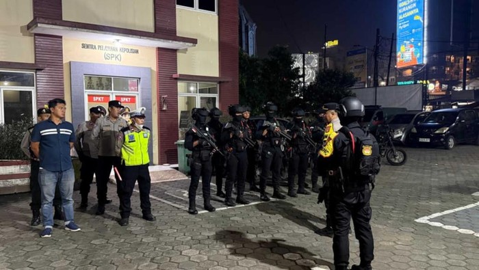 Tim Patroli Batalyon C Pelopor Satbrimob Polda Metro Jaya berpatroli di Pamulang.