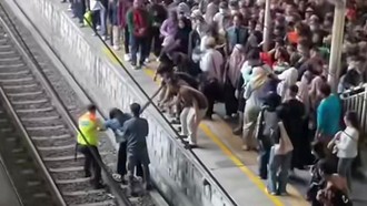 Viral Penumpang Wanita Terjatuh ke Rel dari Peron di Stasiun Manggarai