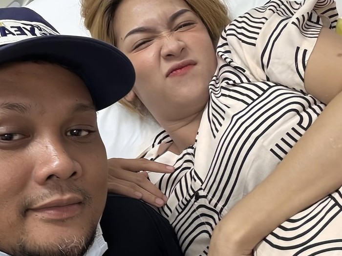 Istri Virgoun melahirkan anak laki-laki.