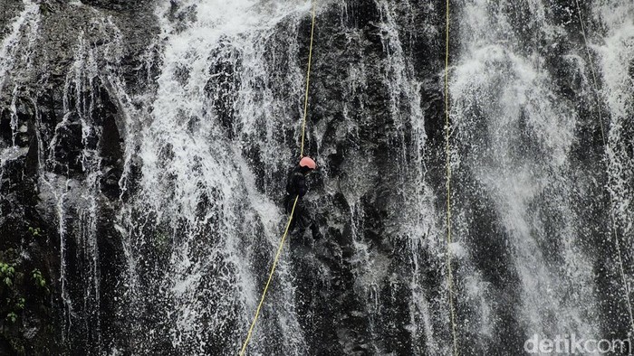 wisatawan menjajal waterfall rappeling dari ketinggian 28 meter di Curug Tilu Leuwi Opat Bandung Barat