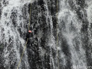 Menjajal Ekstremnya Waterfall Rappeling di Curug Tilu Leuwi Opat