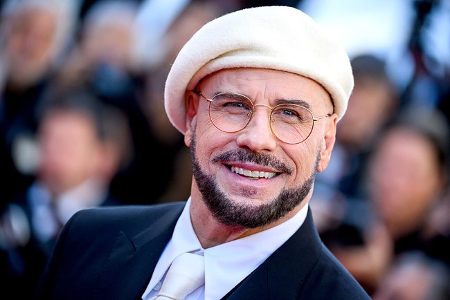 Namun bukan gaya barunya yang paling mencuri atensi melainkan wajahnya. Selain hadir dengan janggut yang baru diwarnai, John disebut hampir tidak dikenali.  Foto: Corbis via Getty Images/Stephane Cardinale - Corbis