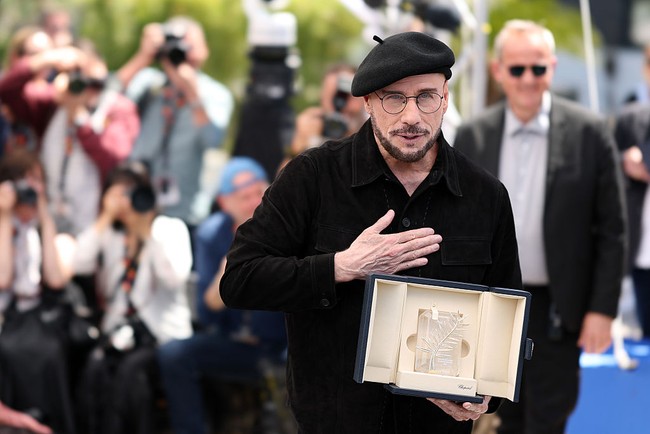 Beberapa menduga bahwa pria 72 tahun tersebut baru saja menjalani prosedur face lift yang membuat wajahnya sedikit berbeda. Beberapa bahkan menyebutnya tampak 30 tahun lebih muda. Foto: Corbis via Getty Images/Stephane Cardinale - Corbis