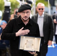 Beberapa menduga bahwa pria 72 tahun tersebut baru saja menjalani prosedur face lift yang membuat wajahnya sedikit berbeda. Beberapa bahkan menyebutnya tampak 30 tahun lebih muda. Foto: Corbis via Getty Images/Stephane Cardinale - Corbis
