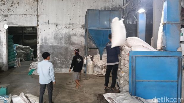 Aktivitas di PT Munir Jaya Indramayu. Aktivitas di PT Munir Jaya Indramayu.