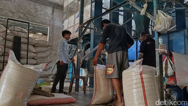 Aktivitas di PT Munir Jaya Indramayu. Aktivitas di PT Munir Jaya Indramayu.