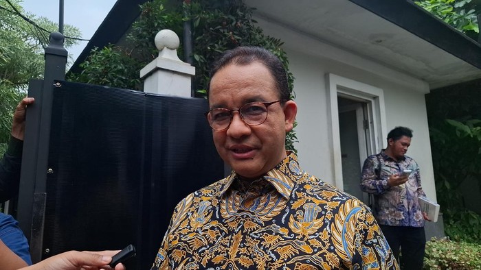 Anies Baswedan usai menghadiri tasyakuran milad JK di Jalan Brawijaya, Jakarta Selatan, Sabtu (16/5/2026).