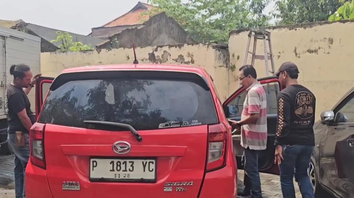 Barang bukti mobil yang diamankan Polsek Taman Sidoarjo
