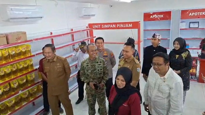 Dandim 0812 Lamongan Letkol Inf Deni Suryo Anggo Digdo bersama Bupati Lamongan Pak Yes