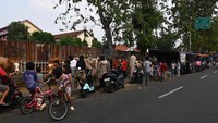 Warga melihat sapi yang dijual di lapak hewan kurban di atas trotoar kawasan Johar Baru, Jakarta, Jumat (15/5/2026). ANTARA FOTO/Indrianto Eko Suwarso