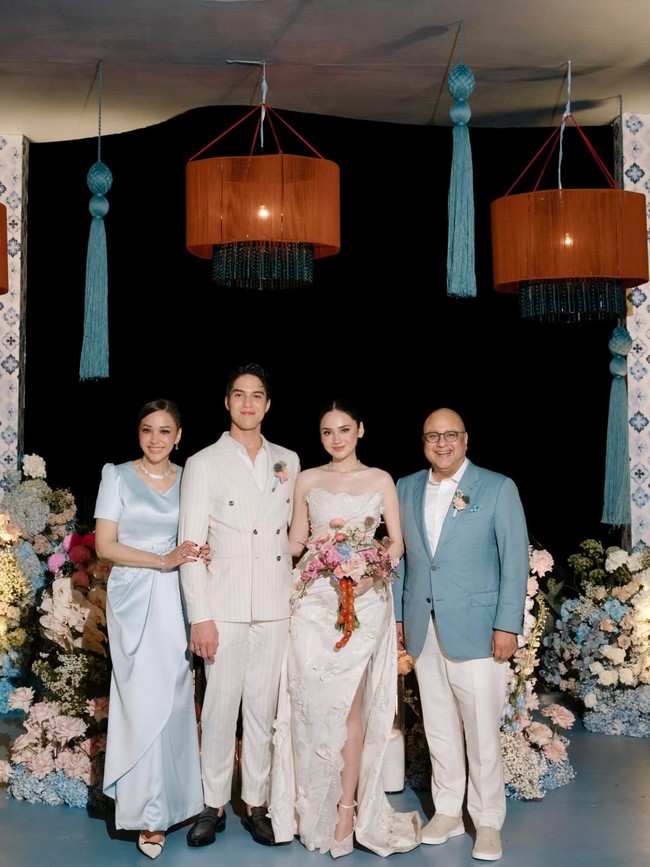 Maia Estianty menjadi sorotan saat mengadakan resepsi El Rumi di Bali. Ia mengenakan dress berpotongan V-neck dengan detail drapery yang jatuh sempurna, menciptakan siluet sleek dan elegan. Penampilannya semakin memukau berkat perhiasan berlian yang menghiasi leher dan telinganya. Foto: Dok. Instagram
