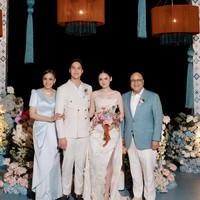 Maia Estianty menjadi sorotan saat mengadakan resepsi El Rumi di Bali. Ia mengenakan dress berpotongan V-neck dengan detail drapery yang jatuh sempurna, menciptakan siluet sleek dan elegan. Penampilannya semakin memukau berkat perhiasan berlian yang menghiasi leher dan telinganya. Foto: Dok. Instagram