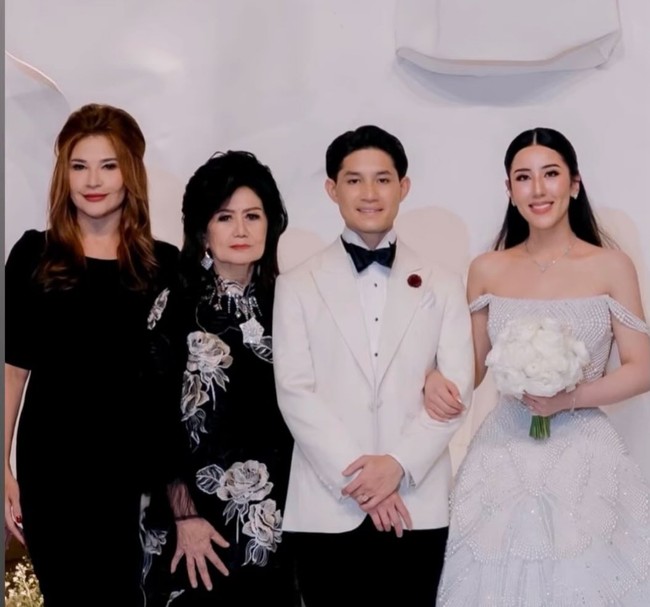 Tamara Bleszynski menunjukkan pesonanya yang tak lekang oleh waktu ketika mendampingi pernikahan putranya, Teuku Rassya. Aktris senior ini memilih gaun hitam dengan aksen puffy yang memberi kesan dramatis sekaligus sophisticated. Foto: Dok. Instagram