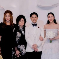 Tamara Bleszynski menunjukkan pesonanya yang tak lekang oleh waktu ketika mendampingi pernikahan putranya, Teuku Rassya. Aktris senior ini memilih gaun hitam dengan aksen puffy yang memberi kesan dramatis sekaligus sophisticated. Foto: Dok. Instagram