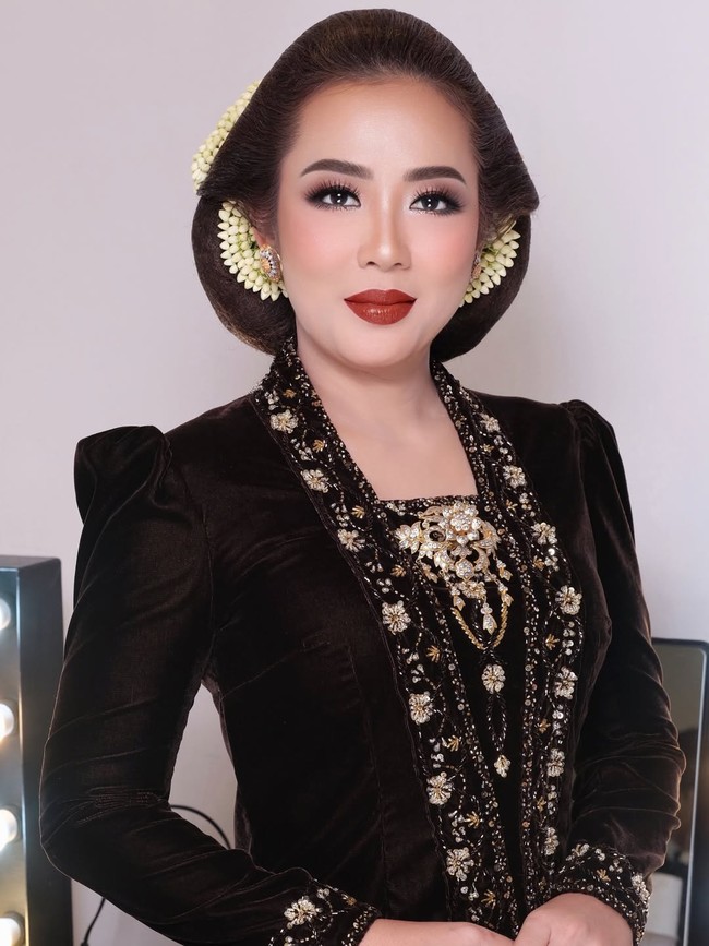 Soimah tampil glamour memesona saat mendampingi putranya, Aksa Uyun, saat menikah. Ia mengenakan kebaya tradisional berwarna hitam dengan model kerah setali klasik. Foto: Dok. Instagram