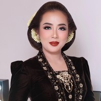 Soimah tampil glamour memesona saat mendampingi putranya, Aksa Uyun, saat menikah. Ia mengenakan kebaya tradisional berwarna hitam dengan model kerah setali klasik. Foto: Dok. Instagram