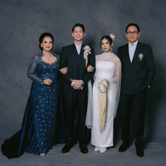 Pada pernikahan anaknya, Tristan, Memes memilih gaun panjang bertabur sequin yang memantulkan kilau mewah dari setiap sudut. Desain kerah tinggi memberikan kesan formal, sementara detail mullet di bagian belakang menambah nuansa dramatis. Foto: Dok. Instagram